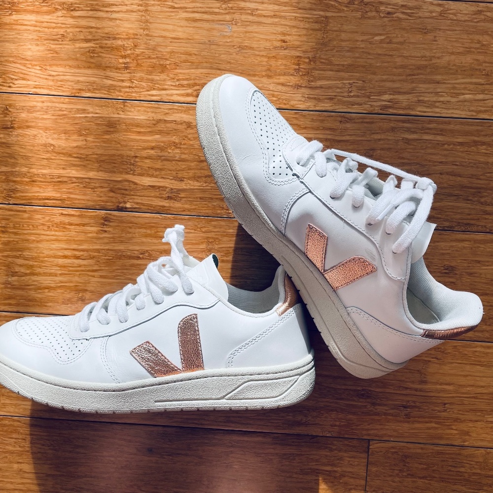 ⭐️  Barely worn!  Veja V-10 sneakers